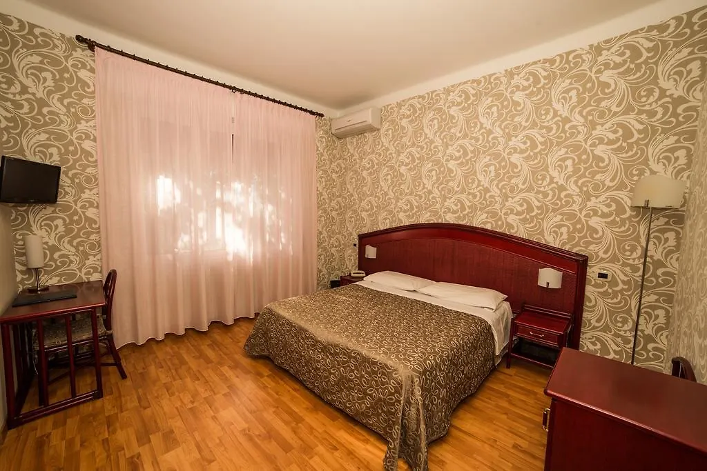 Hotel Kristina Imperia 3*,